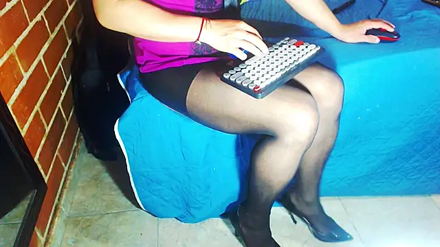 Snapshot of alexandrasexy32 chatting on July 31, 5:23 pm alexandrasexy32 online show from July 31, 5:23 pm