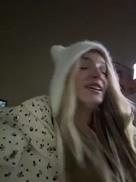 Snapshot of Sweet_Evva chatting on December 4, 9:35 pm Sweet Evva online show from December 4, 9:35 pm