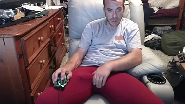 ScubaStevex online show from October 2, 11:12 pm