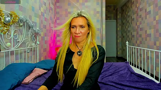 Luna  Lewis online show from January 7, 2:08 pm