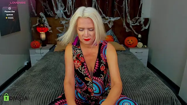 Luna  Lewis online show from October 30, 9:00 am