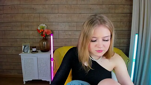 Snapshot of SelinSwarovski chatting on February 4, 2:49 am SelinSwarovski online show from February 4, 2:49 am