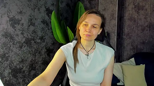 Snapshot of Lillian_White chatting on May 6, 1:03 am Lillian White online show from May 6, 1:03 am