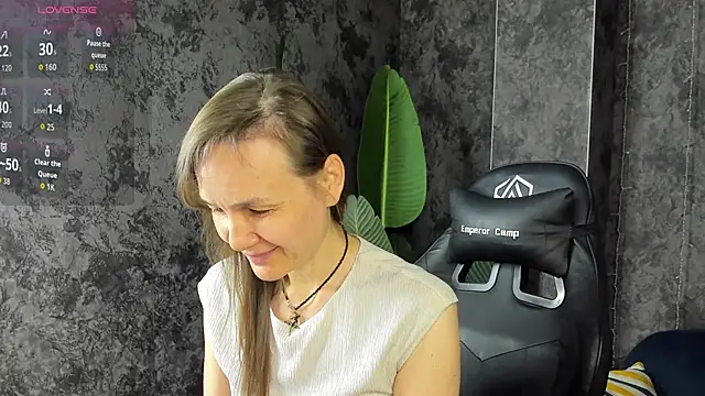 Snapshot of Lillian_White chatting on May 11, 1:00 am Lillian White online show from May 11, 1:00 am