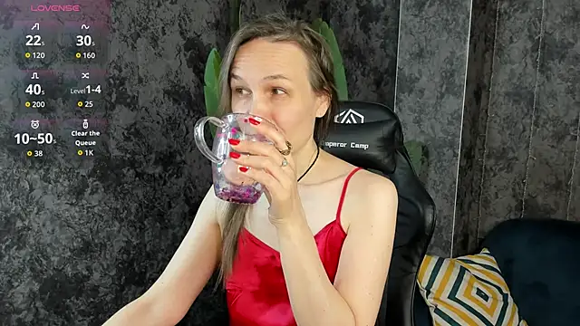 Snapshot of Lillian_White chatting on May 12, 1:03 am Lillian White online show from May 12, 1:03 am