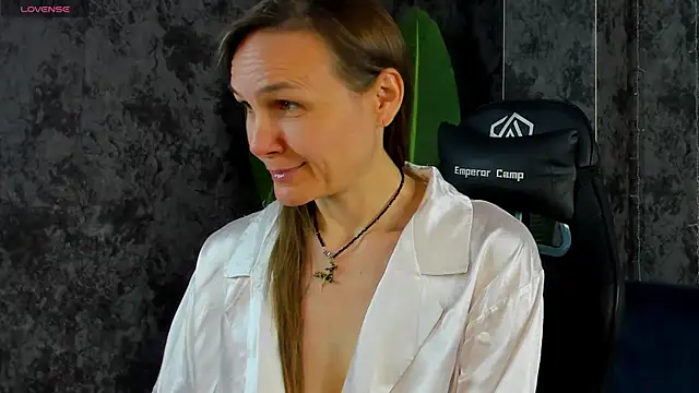 Snapshot of Lillian_White chatting on May 17, 1:03 am Lillian White online show from May 17, 1:03 am
