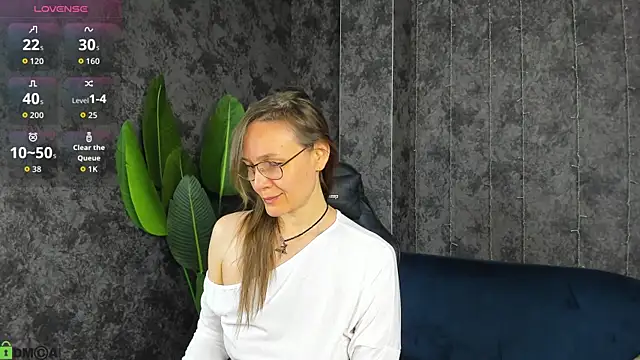 Snapshot of Lillian_White chatting on May 24, 12:59 am Lillian White online show from May 24, 12:59 am
