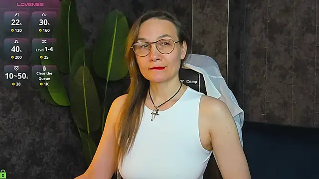 Snapshot of Lillian_White chatting on May 28, 12:41 am Lillian White online show from May 28, 12:41 am