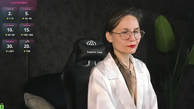 Snapshot of Lillian_White chatting on June 3, 12:57 am Lillian White online show from June 3, 12:57 am