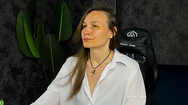 Snapshot of Lillian_White chatting on June 7, 12:37 am Lillian White online show from June 7, 12:37 am