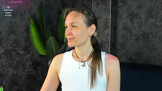 Snapshot of Lillian_White chatting on June 13, 12:52 am Lillian White online show from June 13, 12:52 am