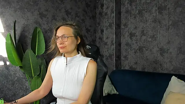 Snapshot of Lillian_White chatting on June 23, 12:52 am Lillian White online show from June 23, 12:52 am