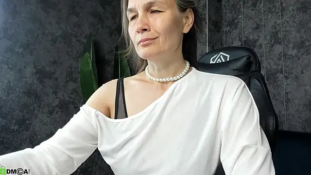 Snapshot of Lillian_White chatting on July 15, 1:00 am Lillian White online show from July 15, 1:00 am