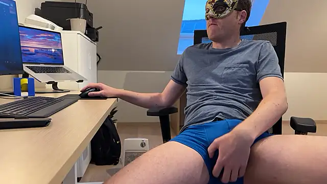 Snapshot of ikbeneendikkelul chatting on December 5, 7:49 am ikbeneendikkelul online show from December 5, 7:49 am