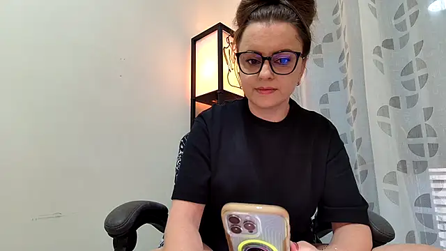 Snapshot of Eelleen chatting on June 9, 12:39 pm Eelleen online show from June 9, 12:39 pm