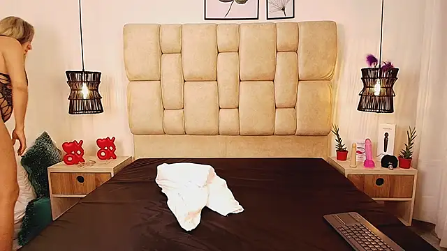 AdharaSmithh online show from February 26, 10:31 pm