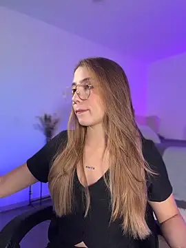 SophieRaily  online show from March 12, 9:43 pm