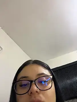 Snapshot of alissonfernandez_ chatting on May 6, 11:15 am alissonfernandez online show from May 6, 11:15 am