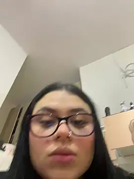 Snapshot of alissonfernandez_ chatting on June 21, 8:44 pm alissonfernandez online show from June 21, 8:44 pm