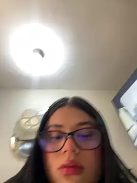 Snapshot of alissonfernandez_ chatting on July 12, 4:31 pm alissonfernandez online show from July 12, 4:31 pm