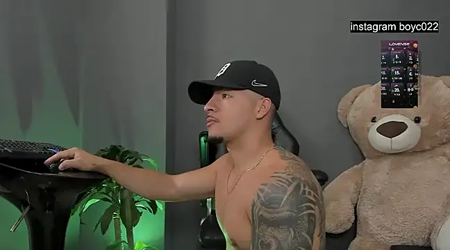 Snapshot of boyc022_ chatting on January 29, 12:22 am boyc022 online show from January 29, 12:22 am