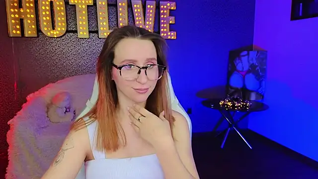 Snapshot of AliceBYKiss chatting on December 13, 4:05 pm AliceBYKiss online show from December 13, 4:05 pm