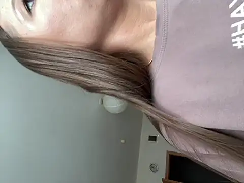 Snapshot of MiraMiss chatting on March 18, 7:08 am MiraMiss online show from March 18, 7:08 am