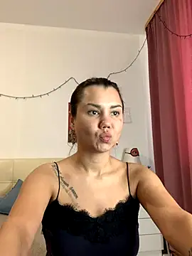 Snapshot of MiraMiss chatting on November 17, 7:25 am MiraMiss online show from November 17, 7:25 am