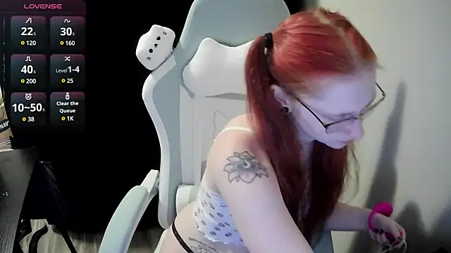 Snapshot of LilyFoxxx chatting on December 16, 4:23 am LilyFoxxx online show from December 16, 4:23 am