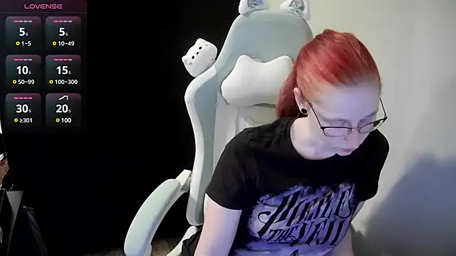 Snapshot of LilyFoxxx chatting on December 19, 5:18 am LilyFoxxx online show from December 19, 5:18 am