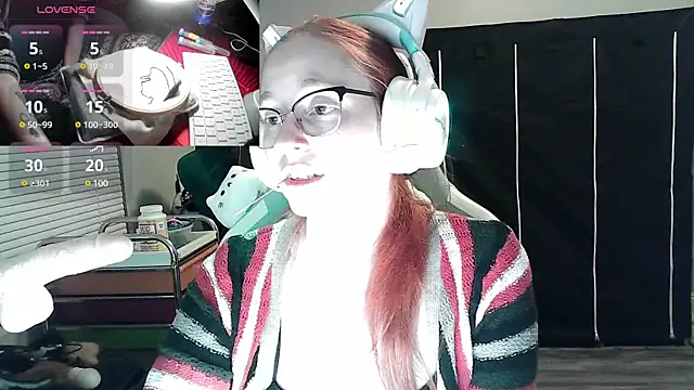 Snapshot of LilyFoxxx chatting on January 4, 4:44 am LilyFoxxx online show from January 4, 4:44 am