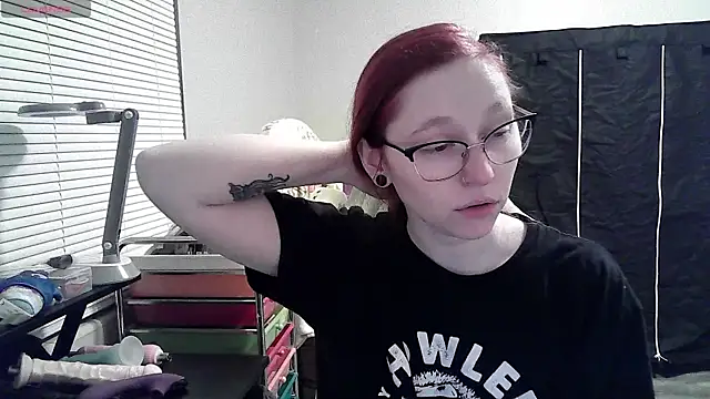 Snapshot of LilyFoxxx chatting on January 24, 4:05 am LilyFoxxx online show from January 24, 4:05 am