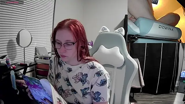 Snapshot of LilyFoxxx chatting on February 3, 2:47 am LilyFoxxx online show from February 3, 2:47 am