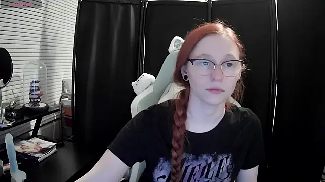 Snapshot of LilyFoxxx chatting on February 12, 4:23 am LilyFoxxx online show from February 12, 4:23 am