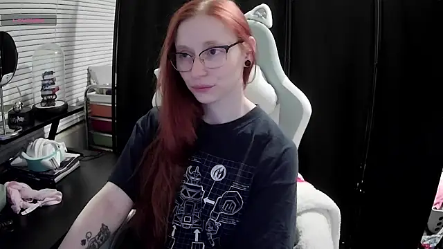 Snapshot of LilyFoxxx chatting on February 15, 8:11 am LilyFoxxx online show from February 15, 8:11 am