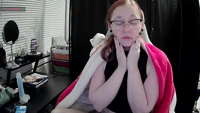 Snapshot of LilyFoxxx chatting on February 17, 4:20 am LilyFoxxx online show from February 17, 4:20 am