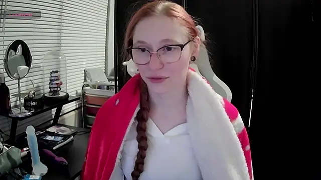 Snapshot of LilyFoxxx chatting on February 19, 4:23 am LilyFoxxx online show from February 19, 4:23 am