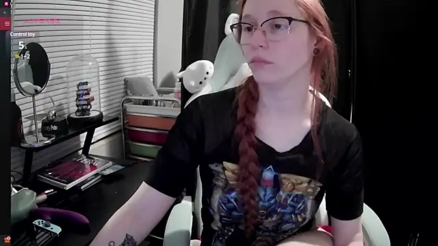 Snapshot of LilyFoxxx chatting on February 26, 4:25 am LilyFoxxx online show from February 26, 4:25 am