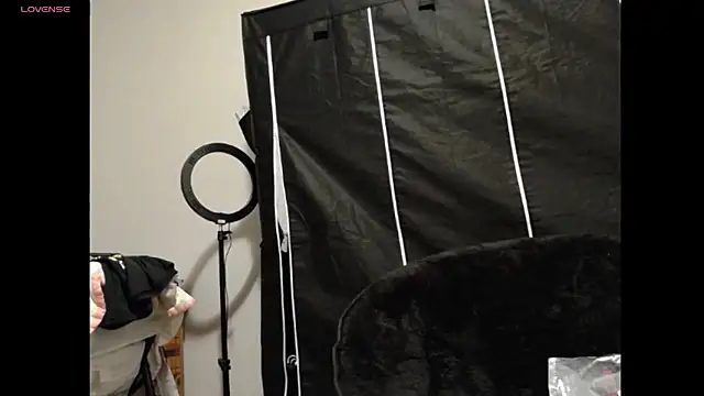 Snapshot of LilyFoxxx chatting on March 17, 3:25 am LilyFoxxx online show from March 17, 3:25 am