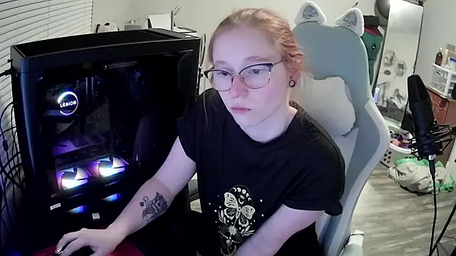 Snapshot of LilyFoxxx chatting on October 13, 3:17 am LilyFoxxx online show from October 13, 3:17 am