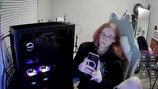 Snapshot of LilyFoxxx chatting on October 25, 3:47 am LilyFoxxx online show from October 25, 3:47 am