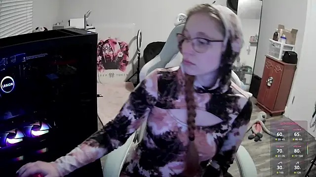 Snapshot of LilyFoxxx chatting on December 15, 6:17 am LilyFoxxx online show from December 15, 6:17 am