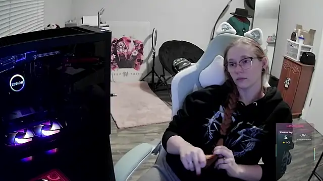 Snapshot of LilyFoxxx chatting on December 17, 6:08 am LilyFoxxx online show from December 17, 6:08 am