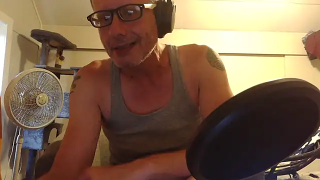 Snapshot of glenjamin81 chatting on July 18, 12:59 am glenjamin81 online show from July 18, 12:59 am