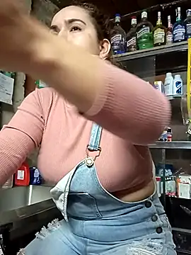 Snapshot of alexax0 chatting on February 18, 12:26 am alexax0 online show from February 18, 12:26 am