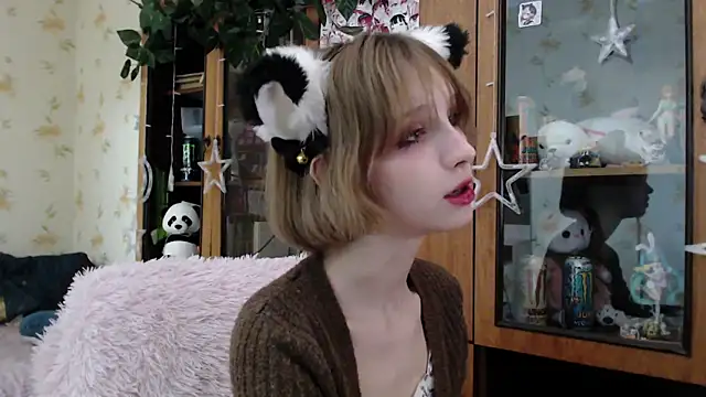 cloudgirrl online show from March 22, 5:17 am