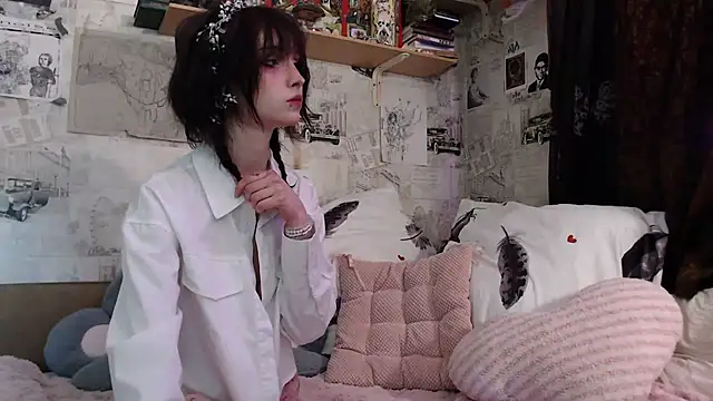 Snapshot of cloudgirrl chatting on April 12, 4:34 pm cloudgirrl online show from April 12, 4:34 pm