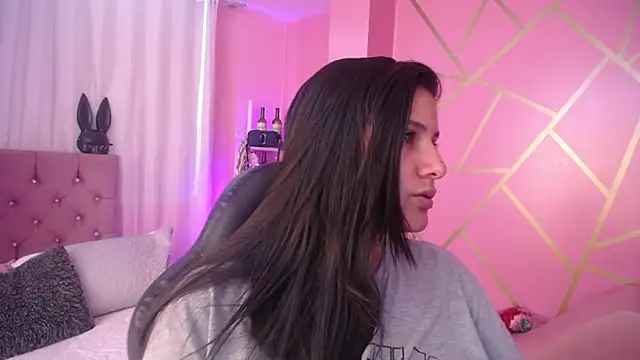 frreeya online show from January 21, 8:32 pm