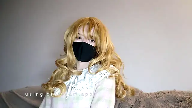 Snapshot of MirraMissu chatting on December 2, 12:19 am MirraMissu online show from December 2, 12:19 am