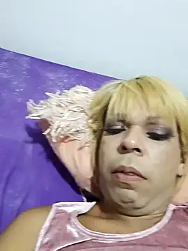 Snapshot of blondebitchlitle chatting on February 9, 10:43 pm blondebitchlitle online show from February 9, 10:43 pm